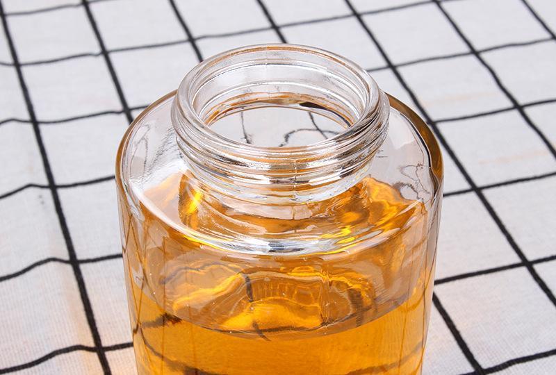 Controlling portions of oil is important to get that flavor touch of your salads and meals