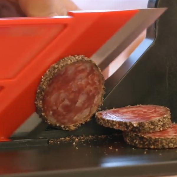 Poussez et tirez manuellement le jambon et coupez.