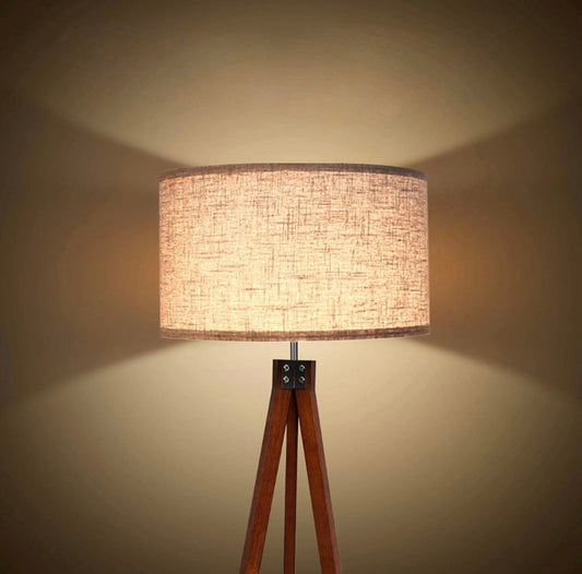 Moderne LED-Stehlampe mit Stativ von Lighteme – dimmbares modernes Licht aus der Mitte des Jahrhunderts für zeitgenössische Wohnzimmer – hohe freistehende Lampe mit Beinen aus Massivholz