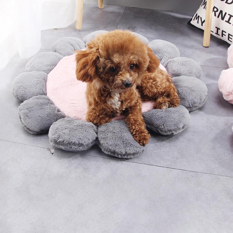 Lighteme Haustiermatte in Blumenform aus feinem Plüsch (3 Farben &amp; 2 Größen)