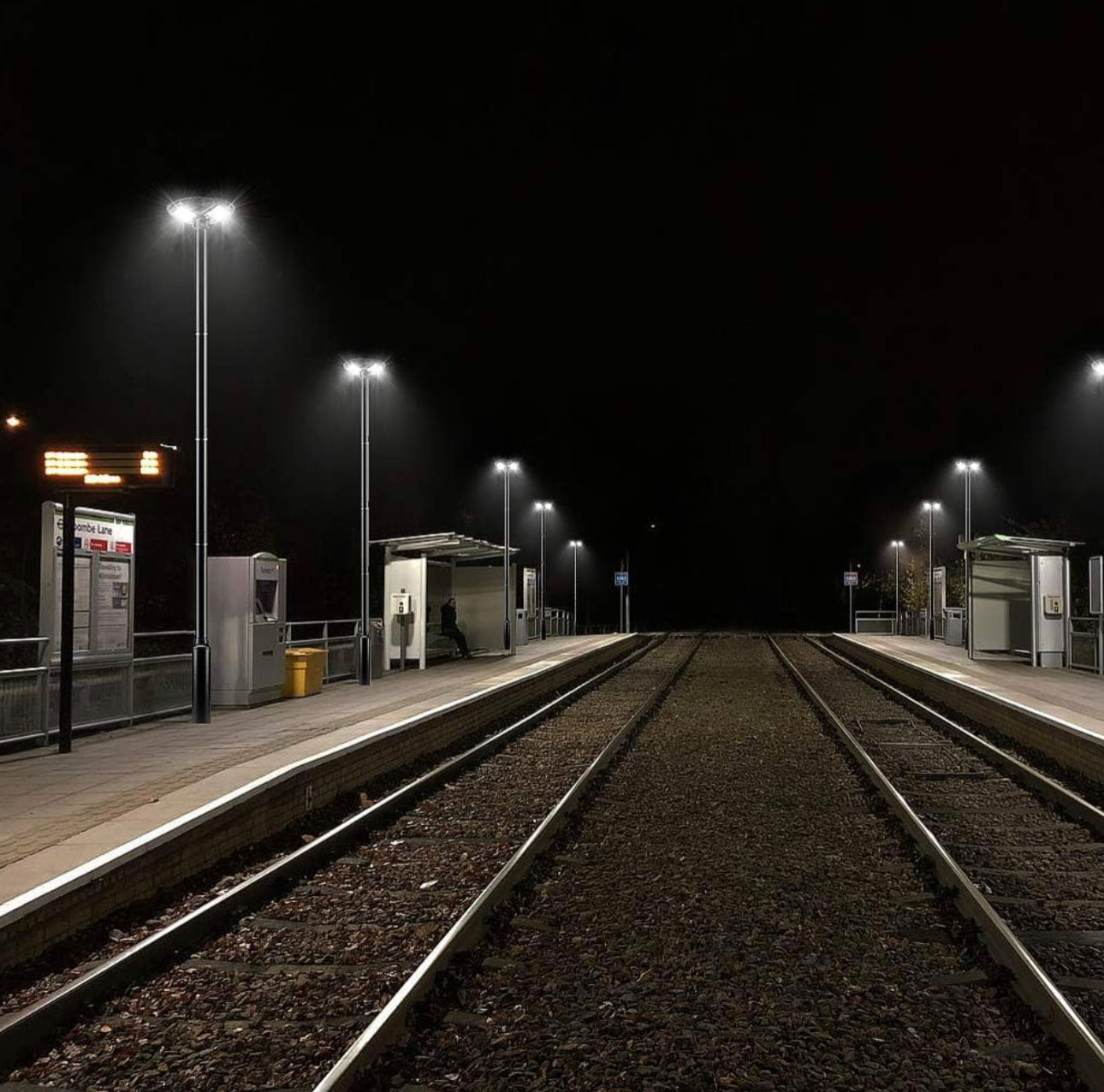 Lampadaire solaire d'extérieur Lighteme 1 500 W avec mât de 248 cm, étanche IP67, avec télécommande