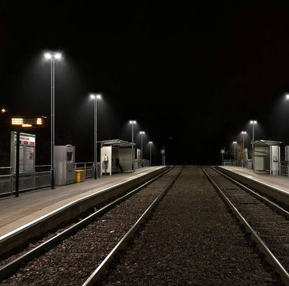 Lampadaire solaire d'extérieur Lighteme 1 500 W avec mât de 248 cm, étanche IP67, avec télécommande