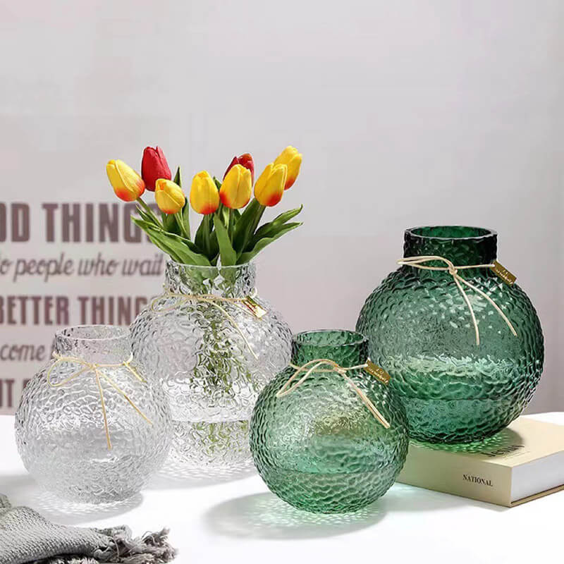 Hellgrüne Kugelvase mit Eismuster