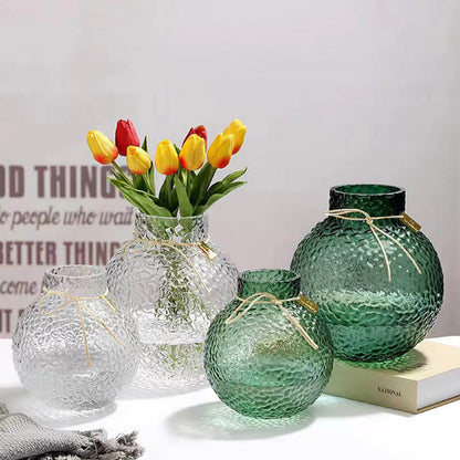 Hellgrüne Kugelvase mit Eismuster