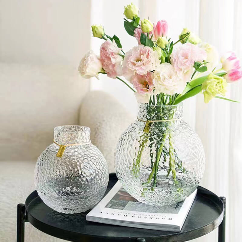 Hellgrüne Kugelvase mit Eismuster