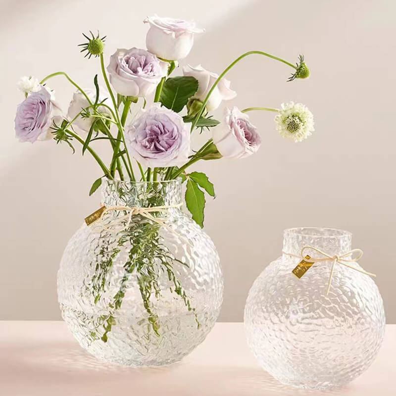 Hellgrüne Kugelvase mit Eismuster