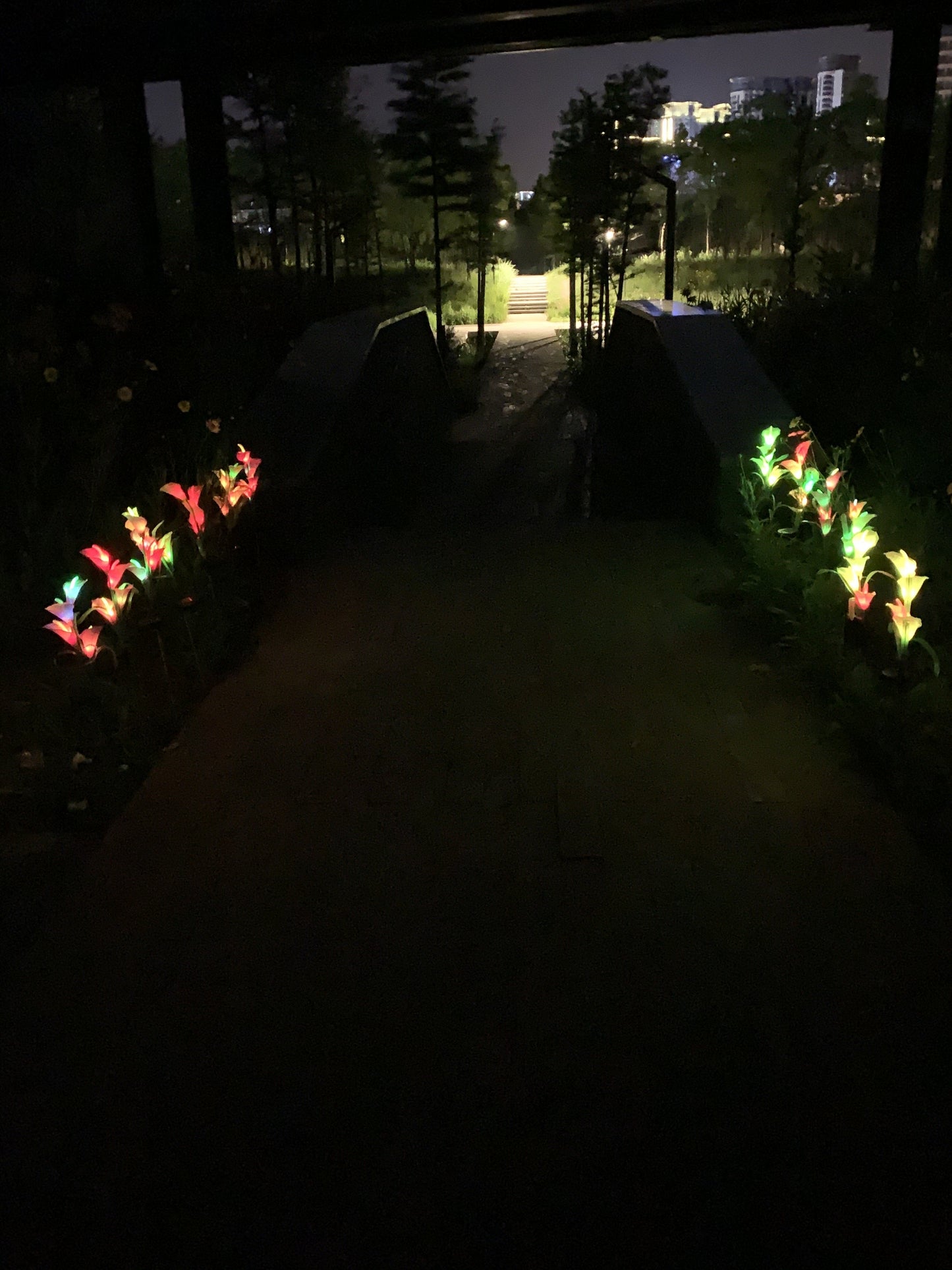 Ihrtrade Artificial Calla Lily Solar Garden Stake Lights (1 Pack of 4 Lilies)