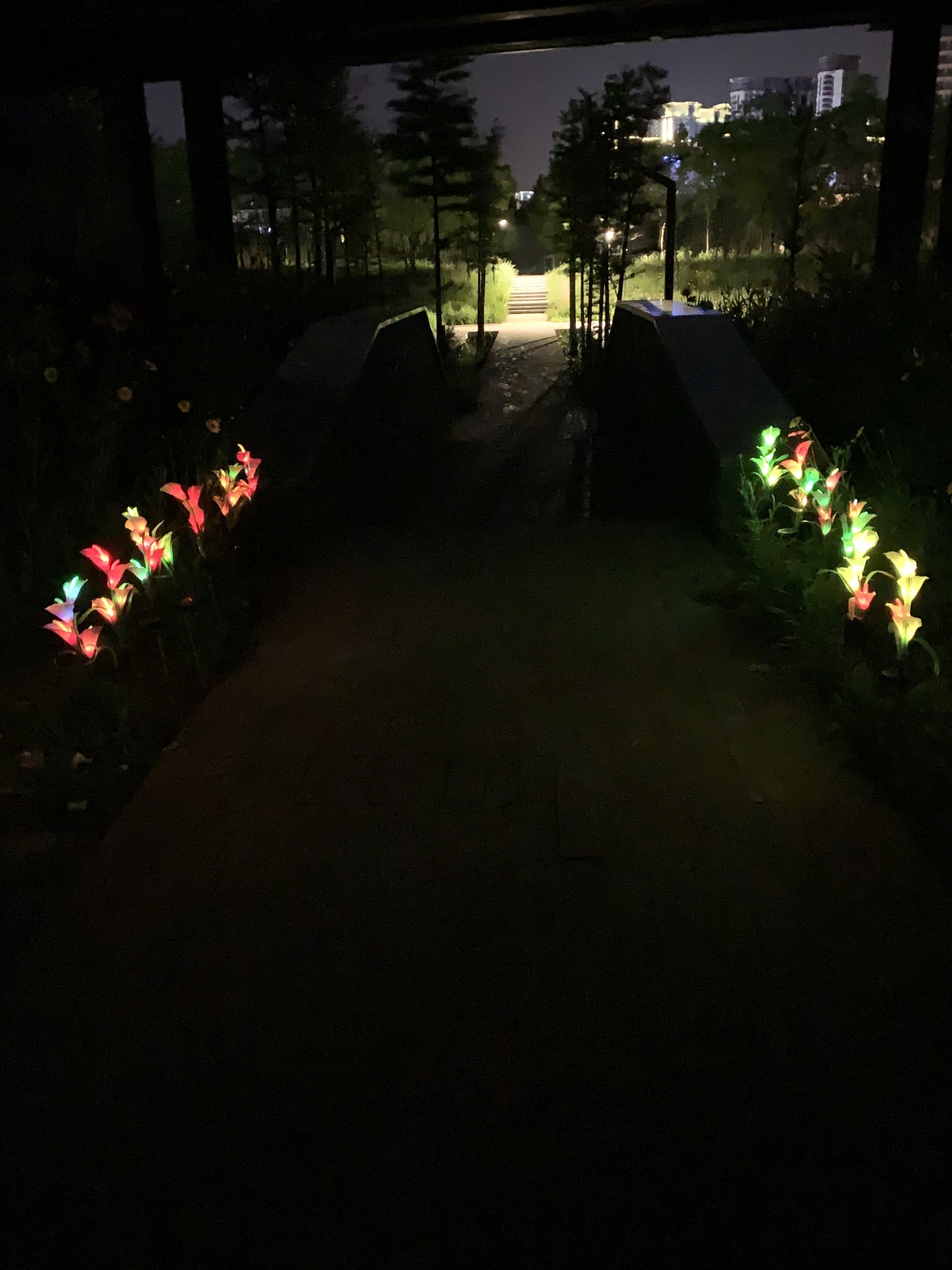 Ihrtrade Artificial Calla Lily Solar Garden Stake Lights (1 Pack of 4 Lilies)