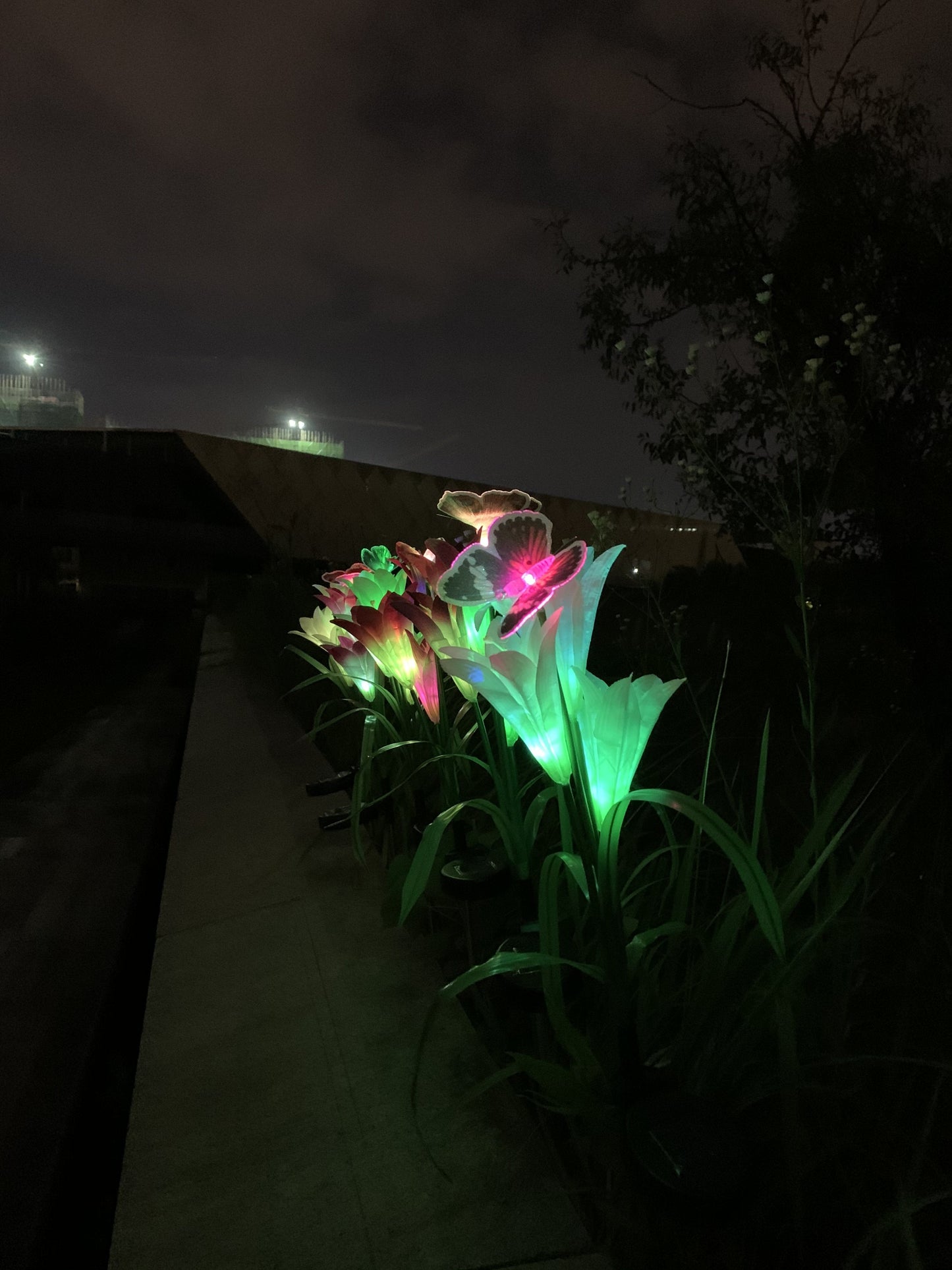 Ihrtrade Artificial Lily Solar Garden Stake Lights (1 Pack of 4 Lilies) | ihrtrade.tw