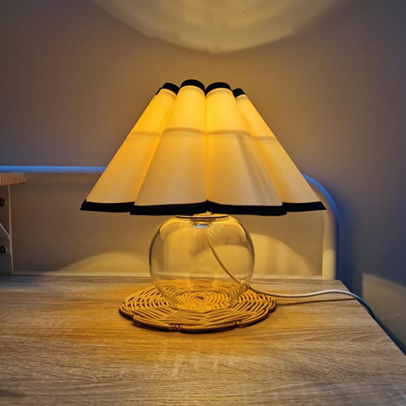 Lampe de table Lighteme à base en verre plissé