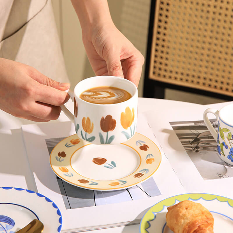 Lighteme Keramiktasse und Untertasse im Vintage-Blumenmuster