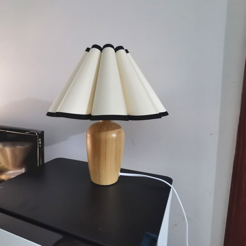 Lampe de table Lighteme à base en bois plissé