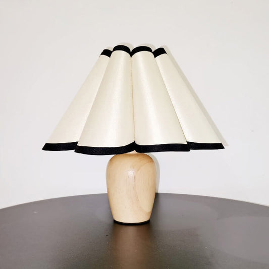 Lampe de table Lighteme à base en bois plissé